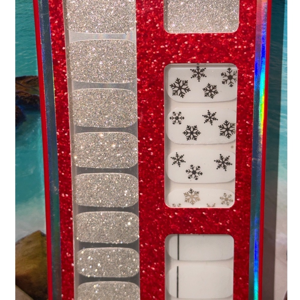 Dashing Diva Gloss Ultra Shine Gel Nail Strips Champagne Tower Silver 32ct